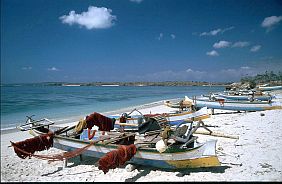 Boote am Strand von Gili Merengke