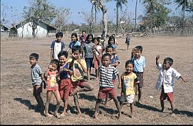 Gili Sunut: Kinder auf dem Dorfplatz