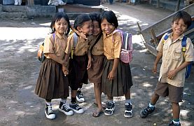 Schulkinder in Bagik Nunggal