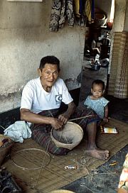 Korbmacher mit Kind in Bagik Nunggal