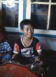 Jonge mit Gongs in Bagik Nunggal