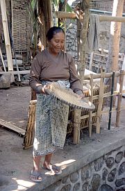 Frau reinigt Reis auf der Wanderung Montong - Pelempat - Air Manis - Tinggar
