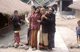 Dorfjugend in traditioneller Kleidung in Karang Bayan