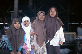Vier Muslim-Mdchen auf dem Markt in Kediri