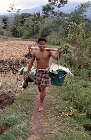 Wanderung von Punikan nach Suranadi: Bauer kommt vom Feld