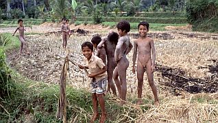 Wanderung von Punikan nach Suranadi: Nackte Jungen nach Schlammbad