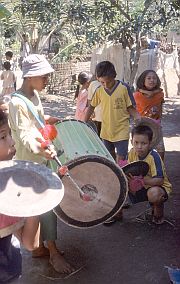 Musikgruppe mit Gongs und Trommeln bt in Sukarara