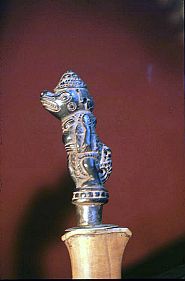 Messergriff mit Wetu-Telu Figur aus Sembalun
