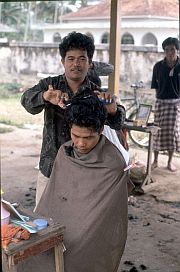Friseur auf dem Markt in Barabali