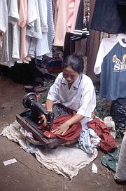 Nherin mit Nhmaschine auf dem Markt in Barabali