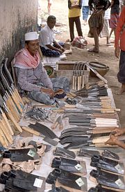 Hndler mit Messern und Hacken auf dem Markt in Barabali