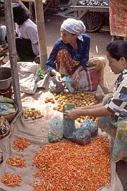 Stand mit Chili auf dem Markt in Barabali