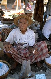 Mann mit Strohhut auf dem Markt in Barabali