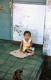 Tanjung Luar: kleinkind beim Essen