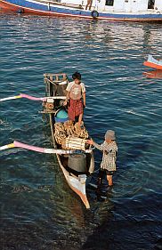 Tanjung Luar: Kleines Transportboot