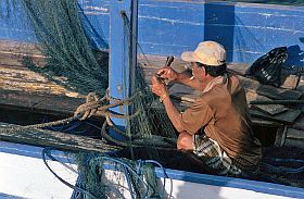 Tanjung Luar: Netze mssen geflickt werden