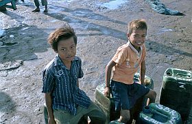 Tanjung Luar: Zwei Jungen