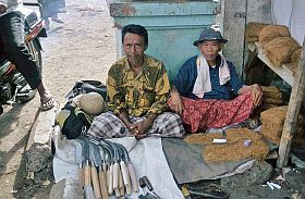 Tanjung Luar: Tabak- und Sichelhndler