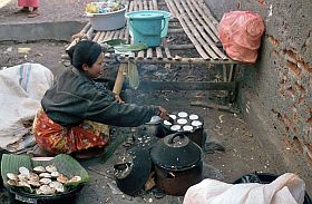 Tanjung Luar: Reiskuchen werden gebacken