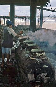 Tanjung Luar: Fisch wird gekocht