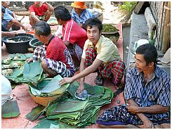 Hochzeitsvorbereitungen bei Suranadi: Teller aus Bananenblttern