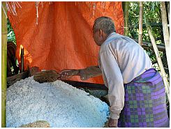Hochzeitsvorbereitungen bei Suranadi: Jede Menge Reis