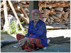 Hochzeitsvorbereitungen bei Suranadi: Alte Frau