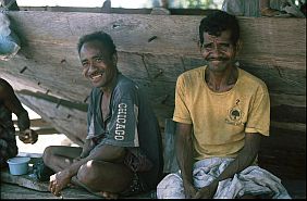 zwei Mnner, Bootsbau in Kokar