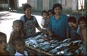 Fischhndlerin und viele Kinder