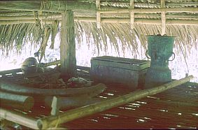 Brautpreis (Bronzetrommel wie in Alor und Elefantenzhne) in einem traditionellen Haus in Bau Pukang