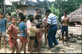 Kinder im Kampung Kadengar