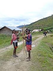 Anggi Giji: Dorf Pamaha - Jagd mit Pfeil und Bogen
