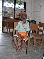 Anggi Giji: Unsere Unterkunft beim Militr - Wohnraum; ein alter Huptling kam zu Besuch