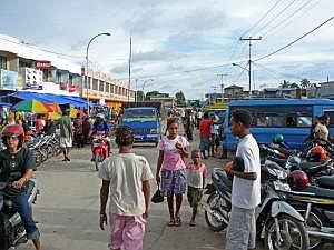 Strae beim Pasar Impres, dem Hauptmarkt. Hier fahren auch die Bemos (Minibusse) ab.