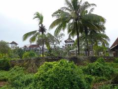 Reste eines Luxushotels am Strand von Marau. Dieses Hotel soll einem Suharto-Sohn gehrt haben. Nach dem Sturz Suhartos wurde das Hotel von der Bevlkerung ausgerumt und zerstrt. Bei meinem Besuch waren viele Leute dabei, noch verwendungsfhige Teile herauszubrechen.