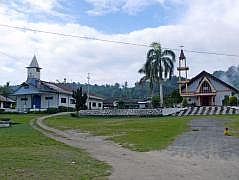 Gereja Koawi; hinter den Kirchen ist das Monument fr Ottow und Geissler