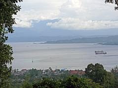 Blick auf Manokwari vom Gunung Meja; im Hintergrund die Arfak-Mountains