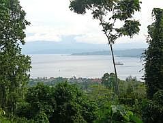 Blick auf Manokwari vom Gunung Meja; im Hintergrund die Arfak-Mountains