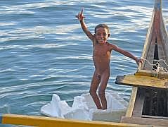 In der Hafengegend - Junge mit Styroporboot