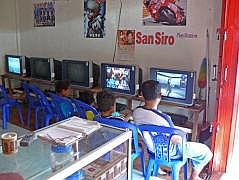 Hauptmarkt in Manokwari: Obere Etage der Markthalle - Computerspiele