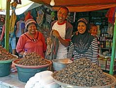 Hauptmarkt in Manokwari: getrocknete Betelnuss und Kalk (das Weie in den Beuteln)