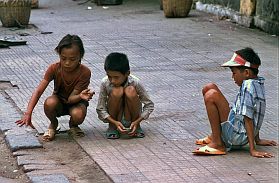 Saigon: Kinder beim Murmelspielen