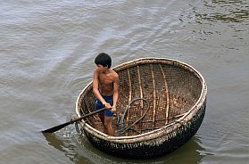 Nha Trang: Junge im Korbboot