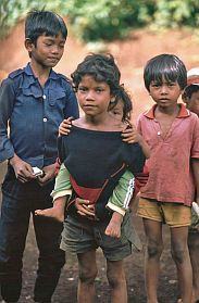 Im Ede-Dorf Ko Dhong: Kinder