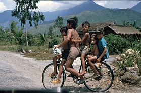 5 Kinder auf einem Fahrrad sdlich von Hue