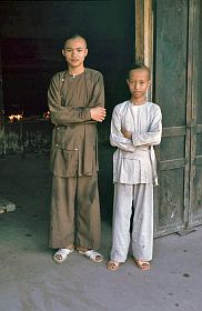 Hue-Kloster Tien Mun: Novizen vor der Klosterkche