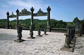 Hue: Kaisergrab Khai Dinh, Vorplatz mit Figuren