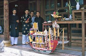 Hue: Tempel Hon Chen - Papier-Schiffsmodell fr Totenzeremonie
