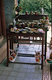 Hue: Tempel Hon Chen - Essen als Opfergabe