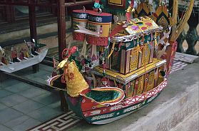 Hue: Tempel Hon Chen - Papier-Schiffsmodell fr Totenzeremonie